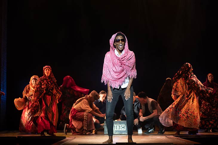 "Wüstenblume" noch bis zum 15.10.2023 im Deutschen Theater (©Foto: Annette Hempfling)